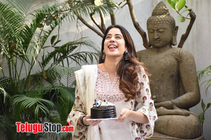 Janhvi kapoor birthday celebrations-Janhvi, Janhvi Kapoor Photos,Spicy Hot Pics,Images,High Resolution WallPapers Download